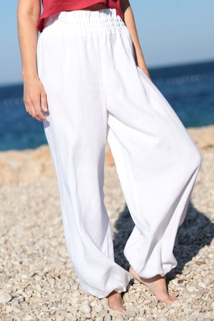 Walk through summer days with ease and style thanks to our quality linen harem pants, which are made in the Czech Republic.