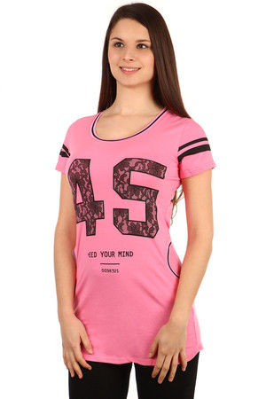 Longer comfortable t-shirt with print and pockets. Numbers filled with lace. Material: 95% cotton, 5% elastane