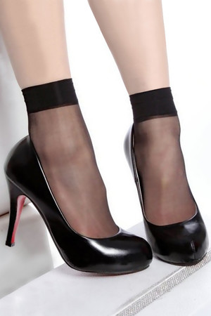 Classic ladies nylon socks. Higher hem and reinforced tip. Material: 95% polyamide, 5% elastane