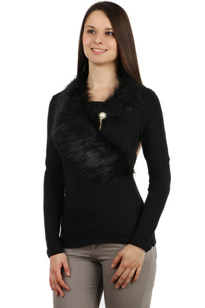 Elegant T-shirt with fur and brooch. Import: Turkey Material: 90% viscose, 10% elastane