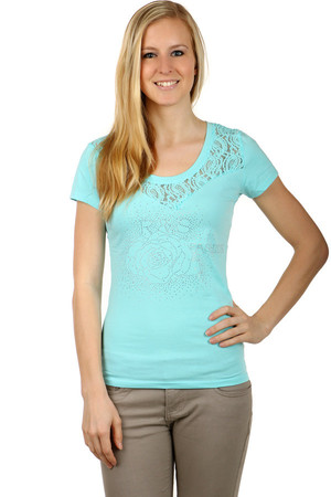 Women's cotton t-shirt with short sleeves. A flint application on the front. Around the round neckline, an impressive lace