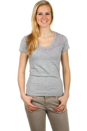 Women's cotton t-shirt with short sleeves. A flint application on the front. Around the round neckline, an impressive lace