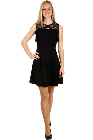 Beautiful dress with lace in upper part. Zippered back. Material: 95% polyester, 5% elastane Import: Italy