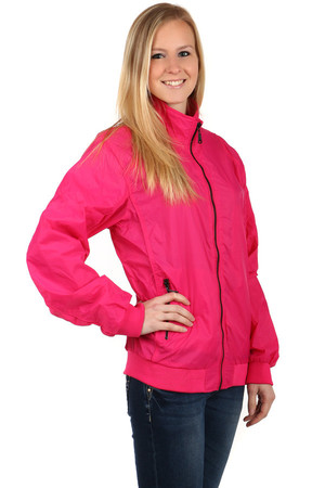 Lightweight ladies jacket suitable for sports (running, hiking ..) and casual wear. Zipping the jacket and pockets. Design