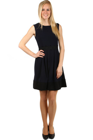 Beautiful dress with an ornament at the waist. Contrast bottom hem. Zippered back. Material: 70% polyester, 25% viscose, 5%