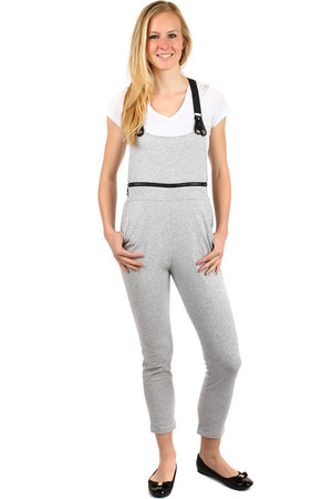 Unusual ladies' overall with pockets on the side. The front zip is functional. The braces can be set. Material: 95% cotton,