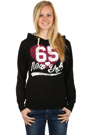 Comfortable sweatshirt with print and hood. Pockets on the sides. Material: 95% cotton, 5% elastane. Import: Turkey