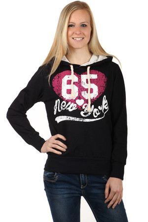 Comfortable sweatshirt with print and hood. Pockets on the sides. Material: 95% cotton, 5% elastane. Import: Turkey