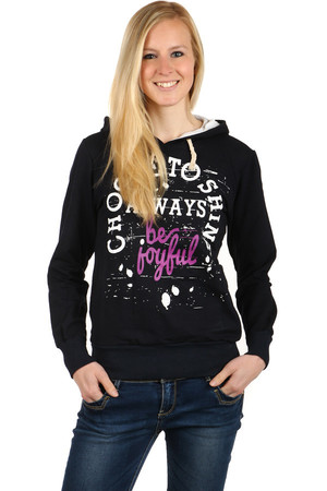 Modern sweatshirt with print and hood. Pockets on the sides. Material: 95% cotton, 5% elastane. Import: Turkey