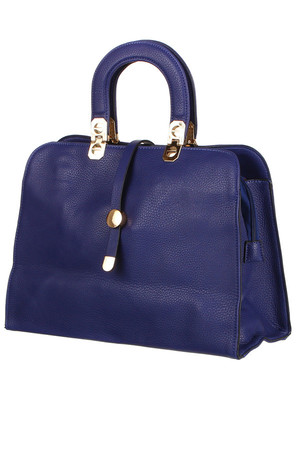 Ladies handbag. Main zippered pocket. The large compartment is completed with 3 smaller and 2 zipped pockets. A small