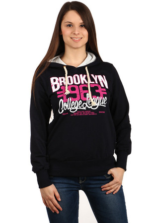 Comfortable sweatshirt with print, hood and pockets on the sides. Material: 95% cotton, 5% elastane. Import: Turkey