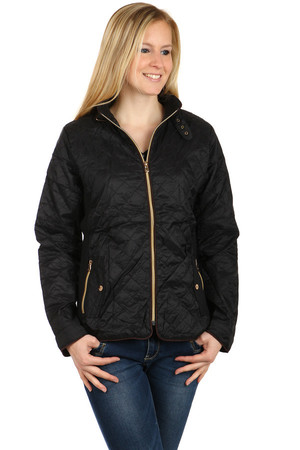 Women's Quilted Jacket. Zippers in contrasting color. Pockets on the sides. Zip fastening. Suitable for sports (hiking) and