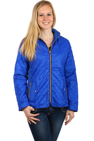Women's Quilted Jacket. Zippers in contrasting color. Pockets on the sides. Zip fastening. Suitable for sports (hiking) and
