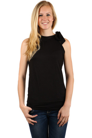 Interestingly designed ladies top in various colors. Shouldering on the shoulder. Monochrome and patterned design. Round