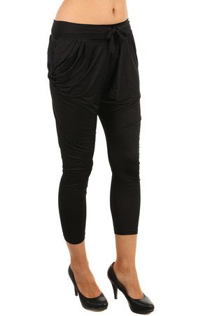 Smooth women's three-quarter shorts with belt. Pockets on the sides. Material: 75% cotton, 20% polyamide, 5% elastane.