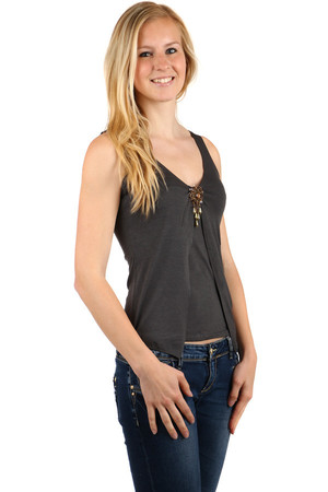 Women's monochrome tank top. Front part interestingly layered. Floral brooch in neckline. Material: 70% viscose, 25% cotton,