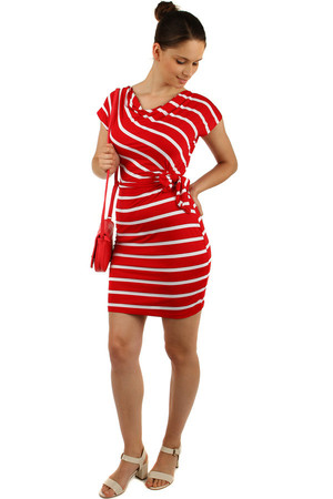 Striped dress with sleeves with a wrapping effect. There is a belt in the waist that is tight. Material: 95% viscose, 5%