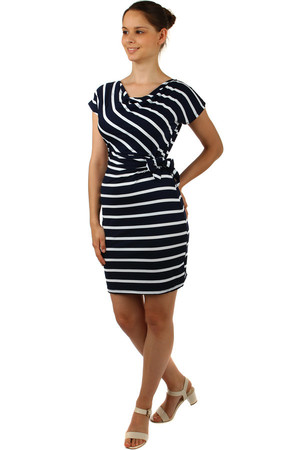Striped dress with sleeves with a wrapping effect. There is a belt in the waist that is tight. Material: 95% viscose, 5%