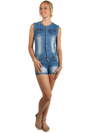 Short ladies denim overall with pockets. Modern scratching. Material: 98% cotton, 2% elastane.