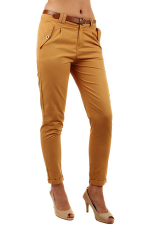 Cotton women's pants with distinctive pockets and brown belt. Material: 100% cotton.