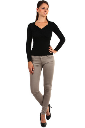 V-necked sweater, several colors. Material: 65% cotton, 35% acrylic