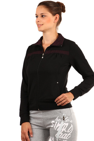 Zippered sports sweatshirt. Ornate pattern on the front and collar. Material: 95% cotton, 5% elastane.