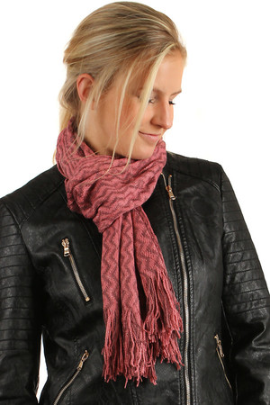 Knitted scarf with fringes and delicate glitter. Material: 100% acrylic.
