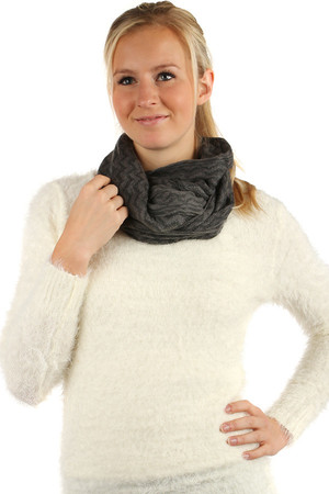 Knitted scarf with fringes and delicate glitter. Material: 100% acrylic.