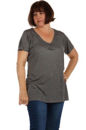 Women's monochrome t-shirt oversized. The neckline is slightly trimmed in the middle. Short sleeve. Pleasant material.