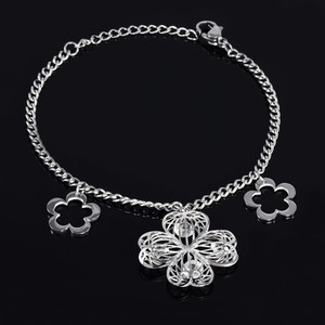 Bracelet made of surgical steel flowers and cloverleaf. Dimensions: length adjustable 18-22 cm, width 3mm, flower 14 x 14mm,