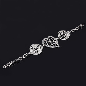 Bracelet made of surgical steel heart and petals. Dimensions: length adjustable 15,5-21,5cm, width 6mm, sheet 34 x 25mm,