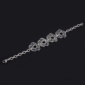 Bracelet made of surgical steel flowers. Dimensions: length adjustable 16,5-21,5cm, width 5mm, flower 23 x 24mm, thickness