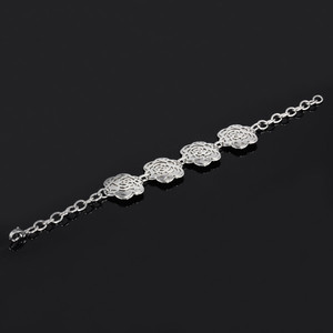 Bracelet made of surgical steel flowers. Dimensions: length adjustable 17-21,5cm, width 5mm, flower 21 x 23mm, thickness 1mm