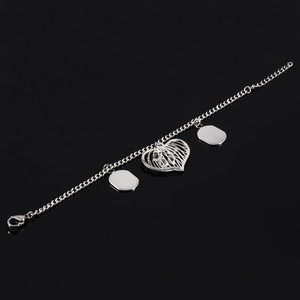 Narrow surgical steel bracelet with heart pendant. Dimensions: length adjustable 16,5-20cm, width 2mm, oval 13 x 15mm, heart