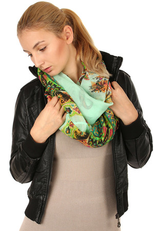 Lightweight circular scarf in several color combinations. Material: 100% viscose.