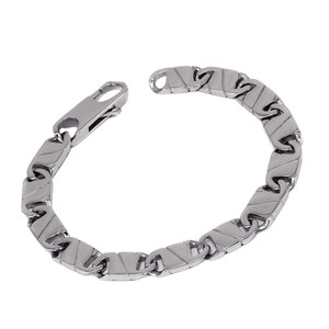 Bracelet made of surgical steel. Dimensions: width 8mm, mesh length 15mm, thickness 2mm, length 21,5cm
