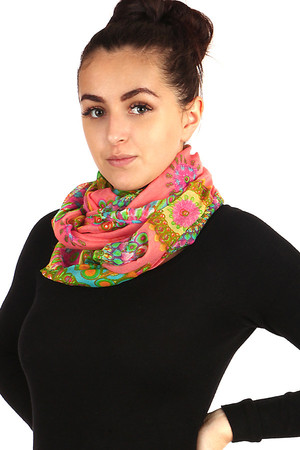 Imaginative circular scarf with oriental pattern, pleasant material, various color combinations. Material: 100% viscose