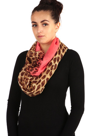 Lightweight two-color scarf with animal pattern. Material: 100% viscose.