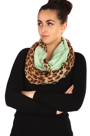 Lightweight two-color scarf with animal pattern. Material: 100% viscose.