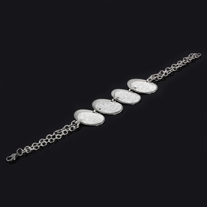 Bracelet made of surgical steel connected by shimmering ovals. Dimensions: oval 26 x 17mm, length 21.5cm.