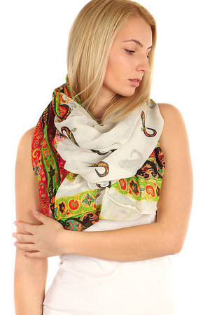 Lightweight circular scarf in several color combinations. Material: 100% viscose.