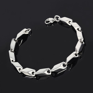 Bracelet made of surgical steel with geometric elements. width 8mm, mesh length 18mm, thickness 6mm, length 23,5cm