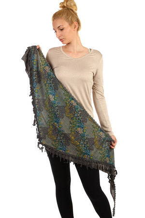 Floral pattern and fringe scarf. Material: 70% polyester, 30% cotton.