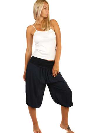 One-color 3/4 casual pants. Material: 100% viscose. Import: Italy