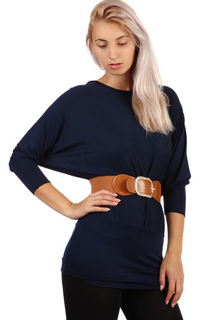 Women's longer T-shirt with heeled neckline. A free T-shirt cut creates the effect of bat sleeves. Bottom hem significantly