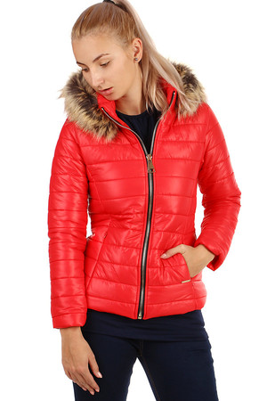Women's quilted jacket with a shiny look and shorter cut with fur on the hood. The hood can be unfastened. Zip fastening,