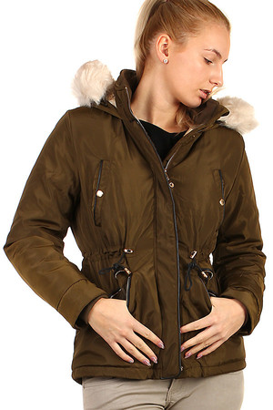 Short women's winter jacket with fur on the hood and on the lining. Drawstring at waist. Removable hood. Zip fastening.