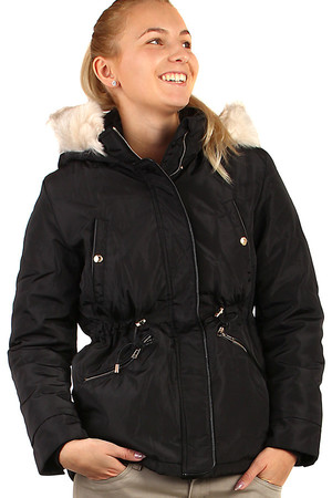 Short women's winter jacket with fur on the hood and on the lining. Drawstring at waist. Removable hood. Zip fastening.