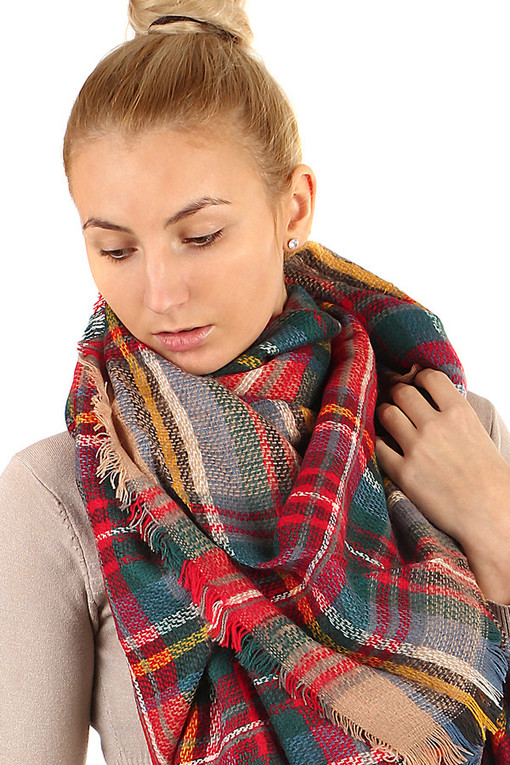 Checkered scarf with fringes