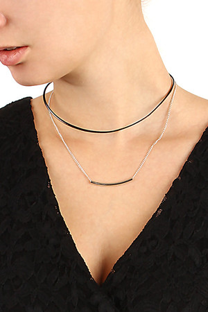 Women's leatherette necklace with chain. Adjustable size thanks to extension chain. Length: 36 cm + 5 cm.